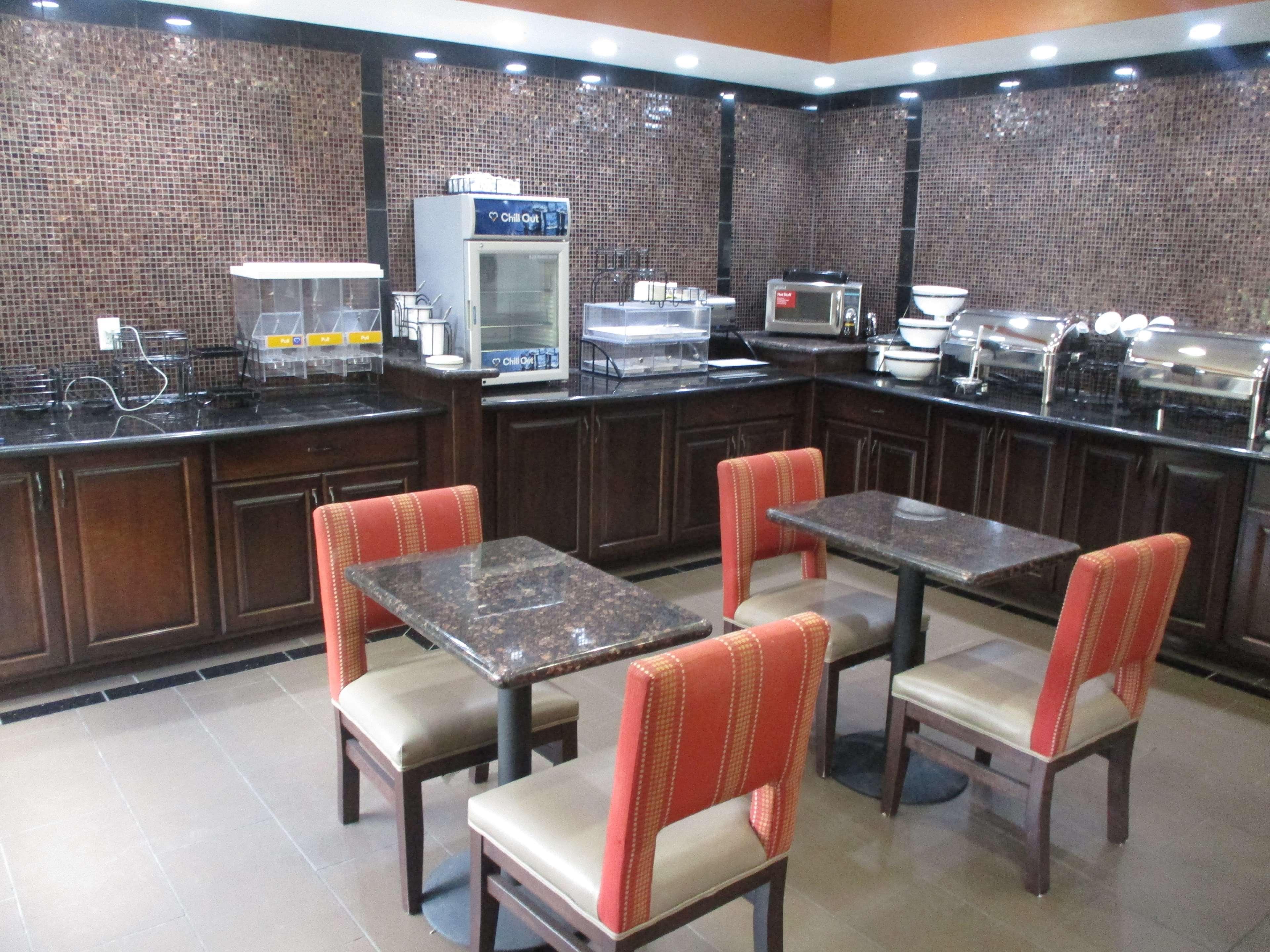 Best Western Emporia Inn Экстерьер фото
